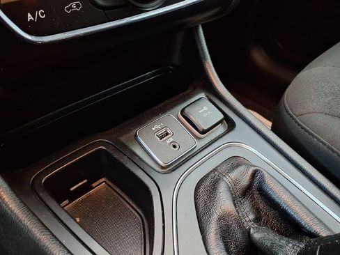Used 2019 Jeep Cherokee Latitude w/ Popular Appearance Group FWD image 9