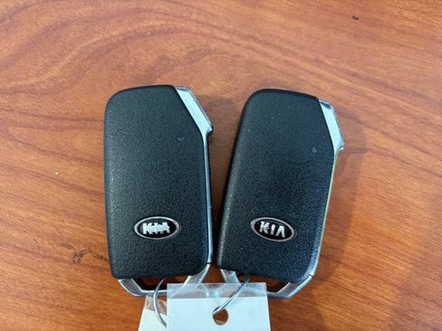 Used 2020 Kia Telluride LX AWD/4WD image 23