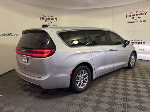 Used 2024 Chrysler Pacifica Touring-L image 3