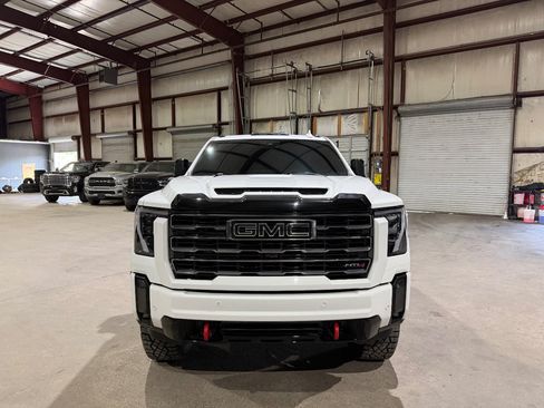 Used 2024 GMC Sierra 2500 AT4 w/ AT4 Preferred Package AWD/4WD image 9