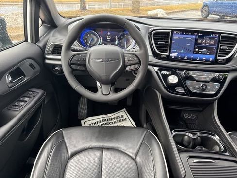 Used 2025 Chrysler Pacifica Limited image 24