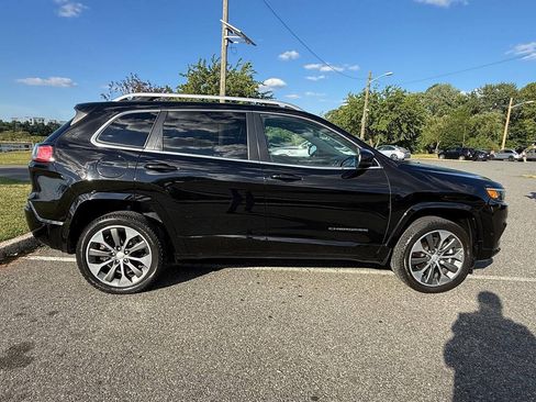 Used 2019 Jeep Cherokee Overland w/ Technology Group AWD/4WD image 8