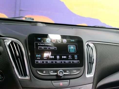 Used 2018 Chevrolet Malibu LT FWD image 17