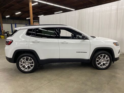 Used 2024 Jeep Compass Latitude AWD/4WD image 7