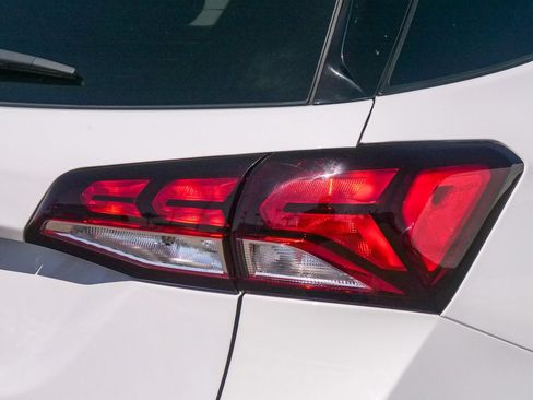 Used 2022 Chevrolet Equinox LT w/ LPO, Floor Liner Package FWD image 10