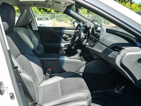Used 2022 Lexus ES 300h w/ Premium Package FWD image 16