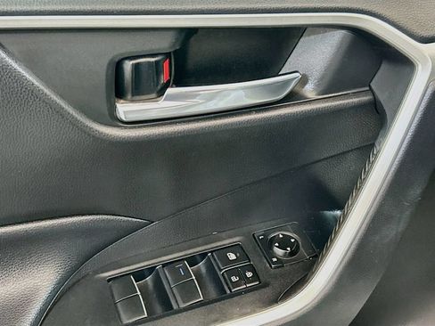 Used 2020 Toyota RAV4 XLE Premium FWD image 16