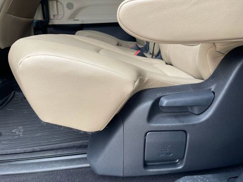 Used 2023 Toyota Sienna XLE w/ XLE Plus Package image 18