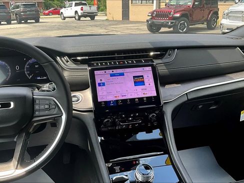 New 2025 Jeep Grand Cherokee Limited w/ Luxury Tech Group II image 7