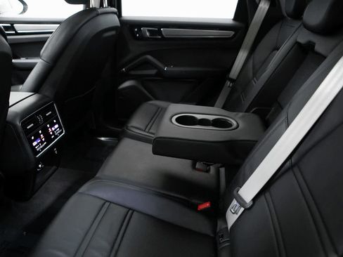 Certified 2023 Porsche Cayenne Platinum Edition image 29