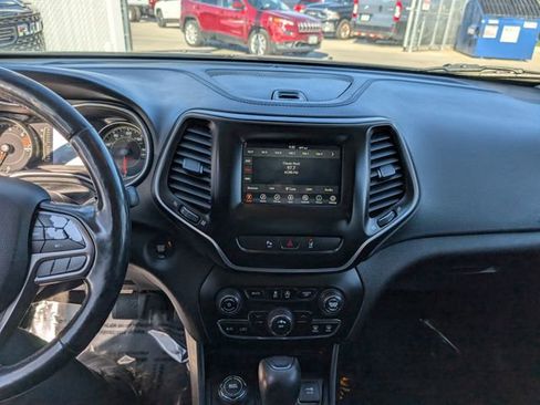 Used 2021 Jeep Cherokee Latitude Plus AWD/4WD image 3