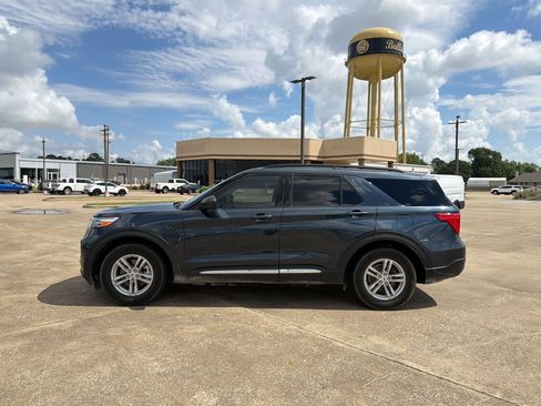 Used 2024 Ford Explorer XLT RWD image 2