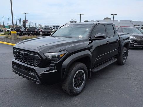 Certified 2025 Toyota Tacoma TRD Off-Road AWD/4WD image 3