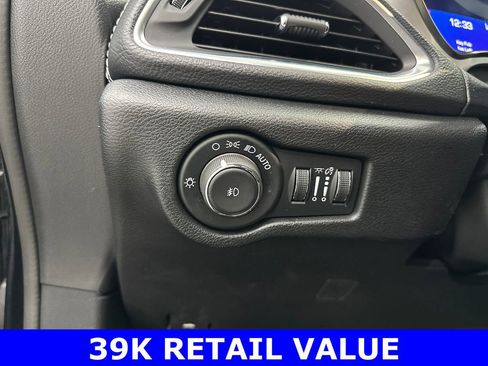 Used 2025 Chrysler Pacifica Limited image 36