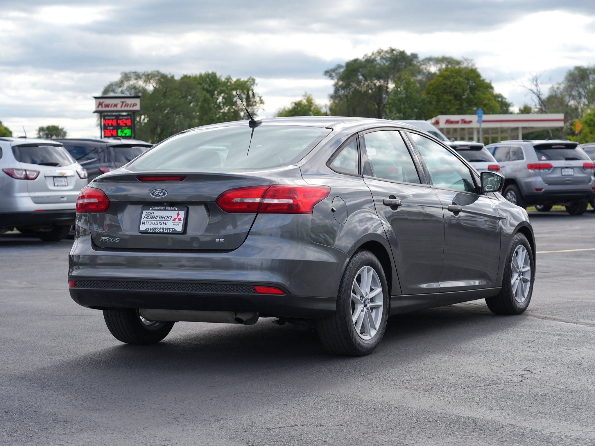 Used 2018 Ford Focus SE FWD image 3