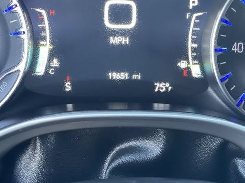 Used 2025 Chrysler Pacifica Select FWD image 12