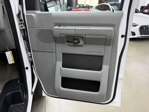 Used 2014 Ford E-350 and Econoline 350 XLT RWD image 13