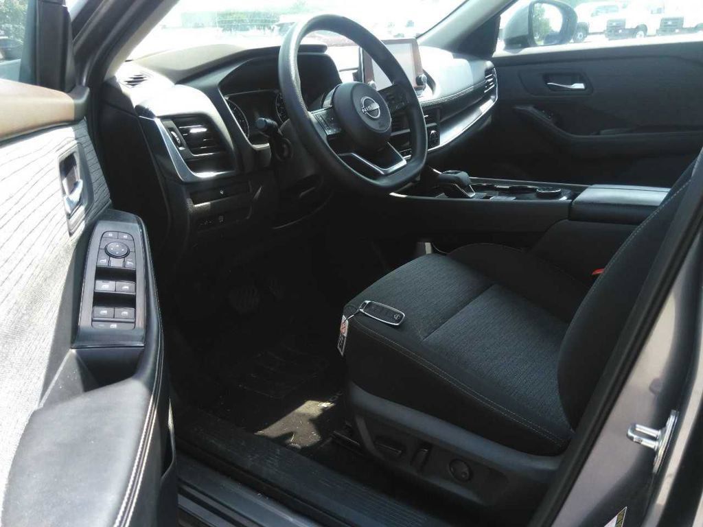 Used 2023 Nissan Rogue SV AWD/4WD image 2
