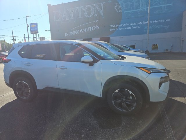 Used 2024 Nissan Rogue SV FWD image 2