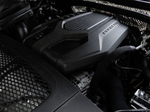 Certified 2025 Porsche Macan AWD/4WD image 42