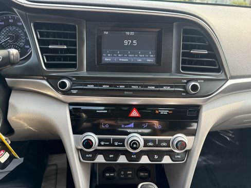 Used 2020 Hyundai Elantra SE FWD image 20