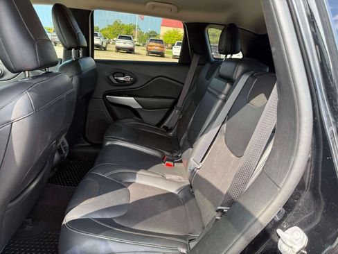 Used 2018 Jeep Cherokee Latitude Plus w/ Cold Weather Group AWD/4WD image 12