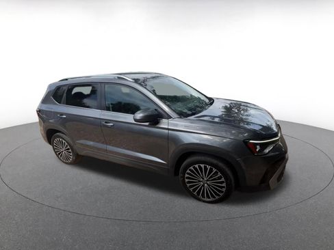 Used 2025 Volkswagen Taos SE FWD image 2