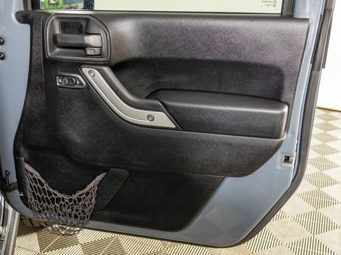 Used 2014 Jeep Wrangler Unlimited Rubicon w/ Connectivity Group AWD/4WD image 43
