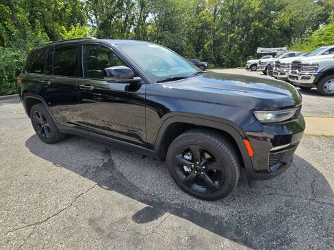 Used 2024 Jeep Grand Cherokee Limited w/ Black Appearance Package AWD/4WD image 10