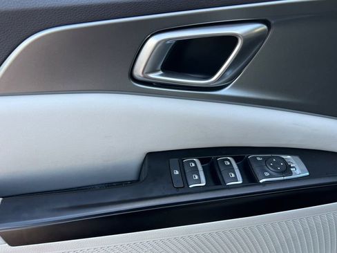 Used 2023 Kia Carnival LX image 8