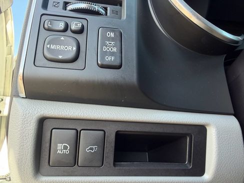 Used 2018 Toyota Sequoia Platinum AWD/4WD image 32