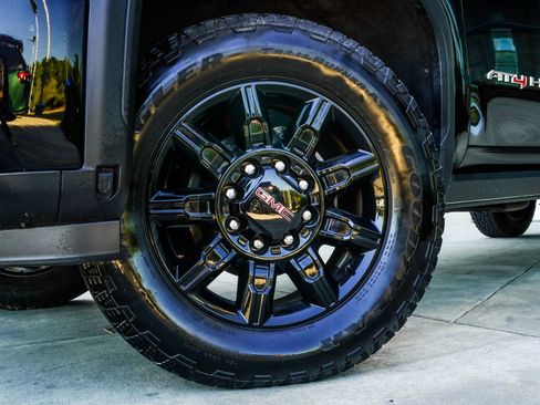 Used 2024 GMC Sierra 2500 AT4 w/ AT4 Premium Plus Package AWD/4WD image 3