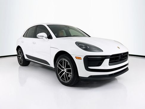 Certified 2025 Porsche Macan AWD/4WD image 7