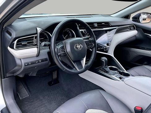 Used 2020 Toyota Camry XLE FWD image 17