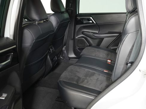 Used 2023 Mitsubishi Outlander SE AWD/4WD image 13