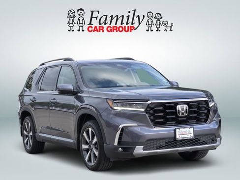 Used 2025 Honda Pilot Touring image 2