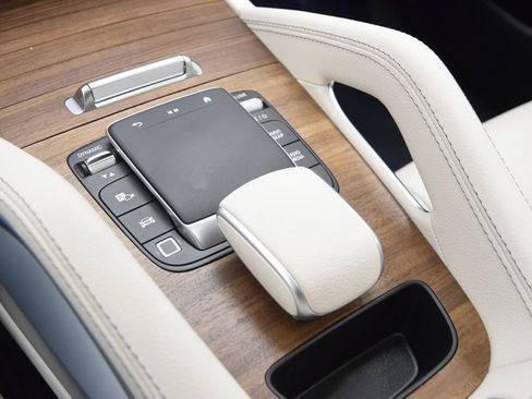 Used 2025 Mercedes-Benz GLE 450e 4MATIC image 32