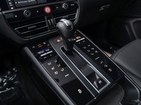 Certified 2026 Porsche Macan AWD/4WD image 14
