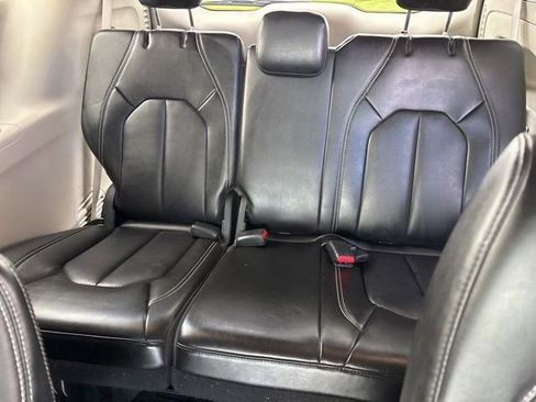 Used 2023 Chrysler Pacifica Touring-L FWD image 31