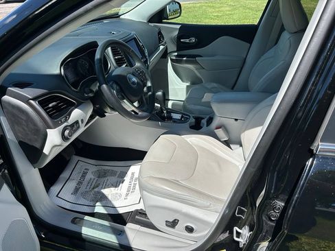 Used 2019 Jeep Cherokee Limited w/ Luxury Group AWD/4WD image 11