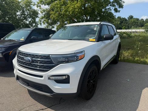 Certified 2022 Ford Explorer XLT w/ Equipment Group 202A AWD/4WD image 3