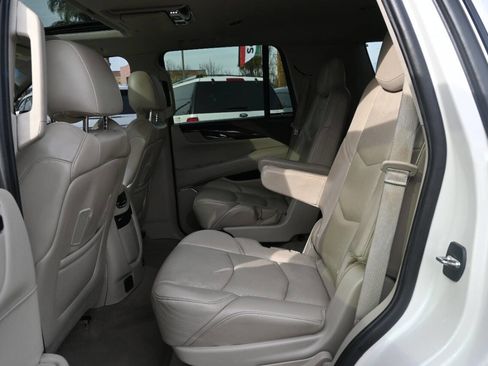Used 2015 Cadillac Escalade Luxury image 11