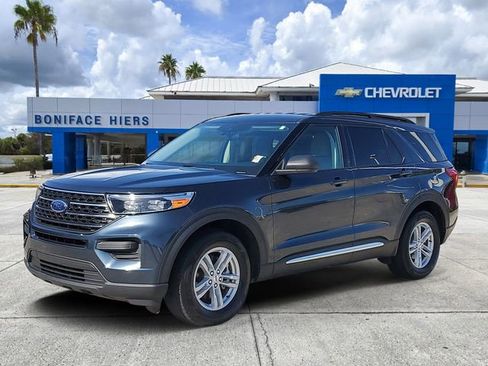 Used 2023 Ford Explorer XLT image 2