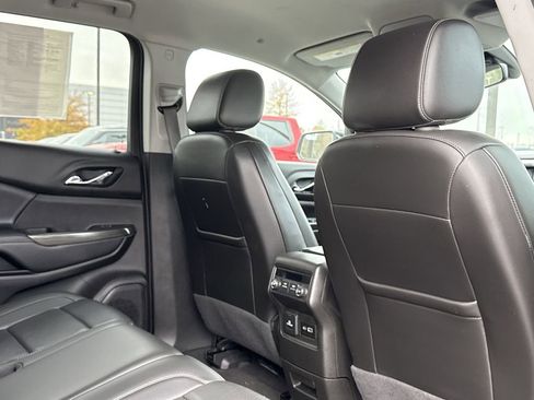 Used 2023 GMC Acadia SLT image 16