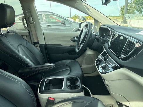 Used 2024 Chrysler Pacifica Touring-L FWD image 26