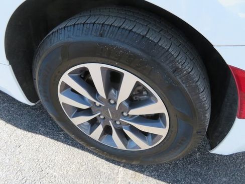 Used 2021 Chrysler Pacifica Touring-L w/ Uconnect Theater Family Group FWD image 10