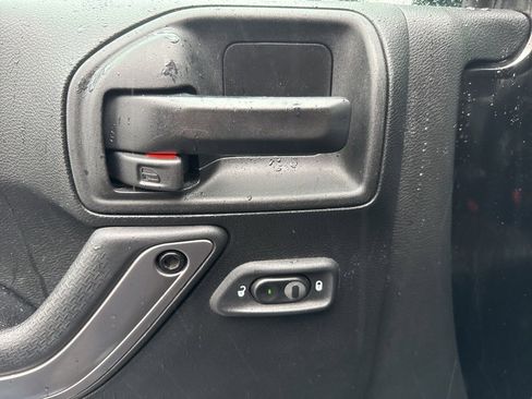 Used 2018 Jeep Wrangler Unlimited Sahara image 12