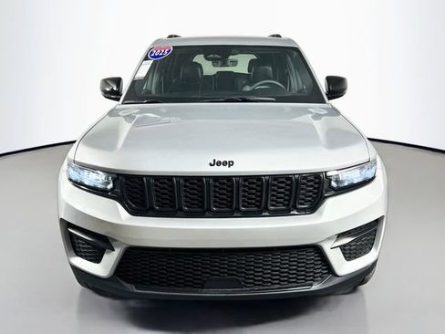 Used 2025 Jeep Grand Cherokee Altitude AWD/4WD image 3