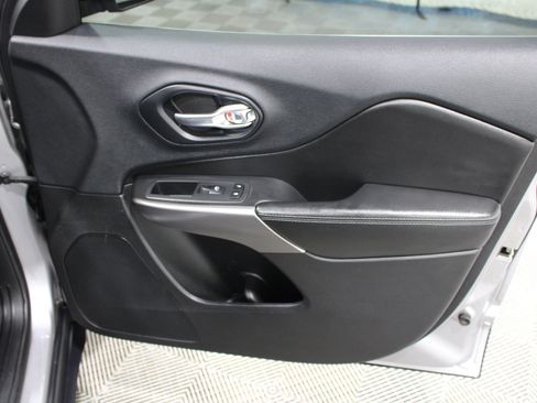 Used 2019 Jeep Cherokee Latitude w/ Popular Appearance Group FWD image 25
