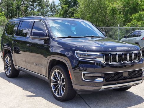 Used 2022 Jeep Wagoneer Series III w/ Premium Group I AWD/4WD image 2